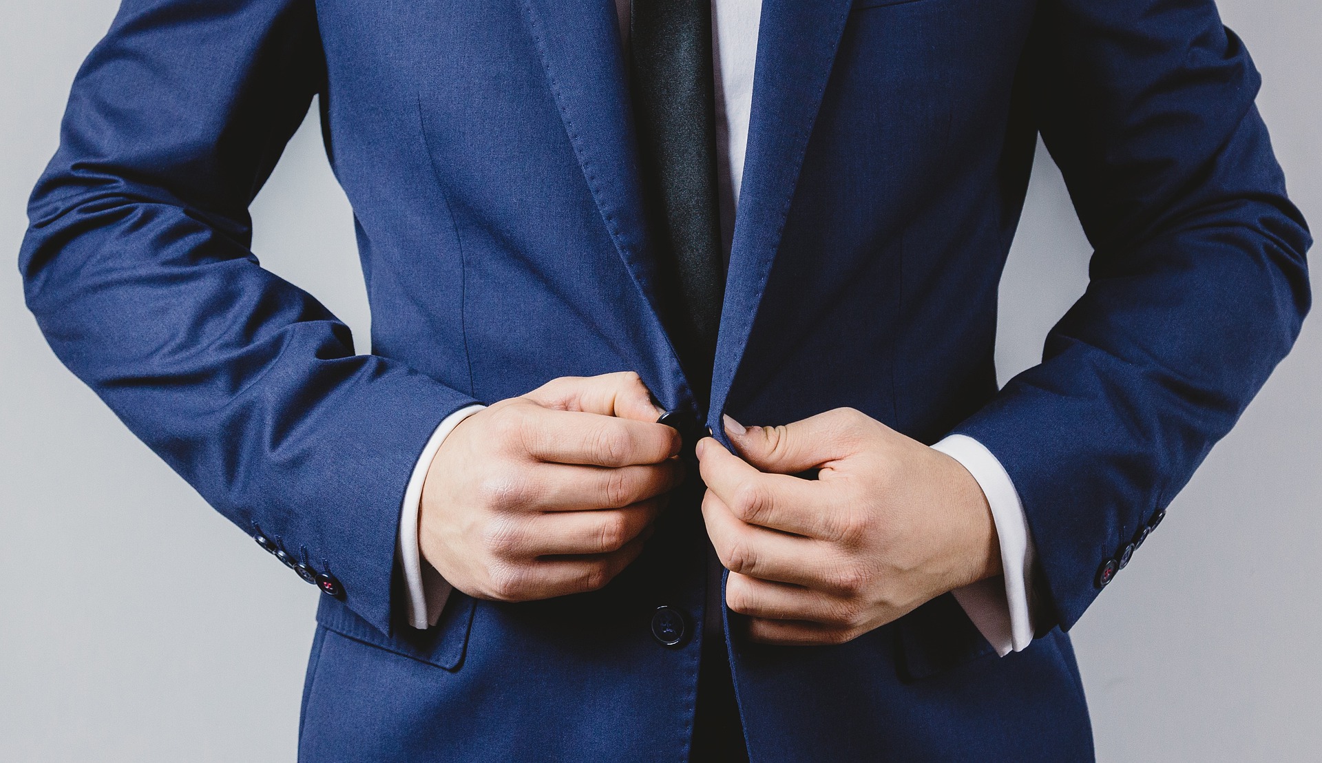 Symbolbild Geschäftsmann im dunkelblauen Anzug